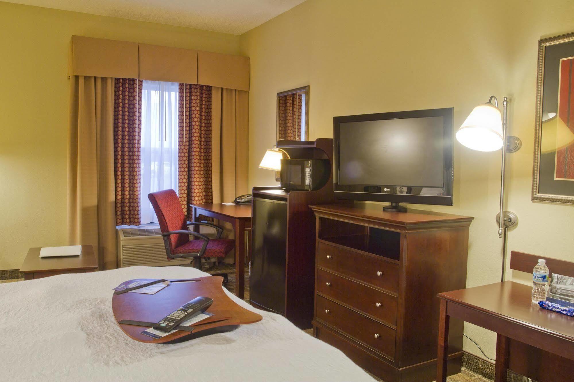 Hampton Inn Charlotte Monroe Habitación foto