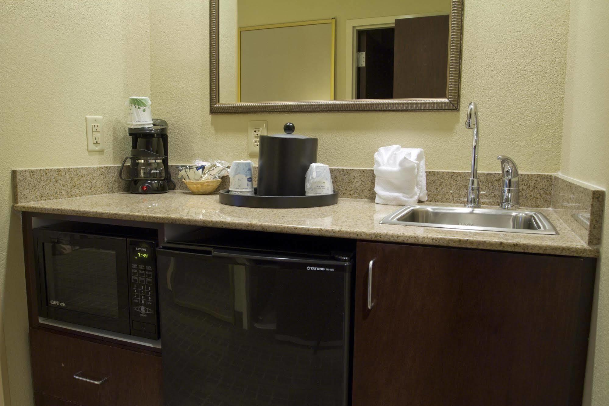 Hampton Inn Charlotte Monroe Habitación foto